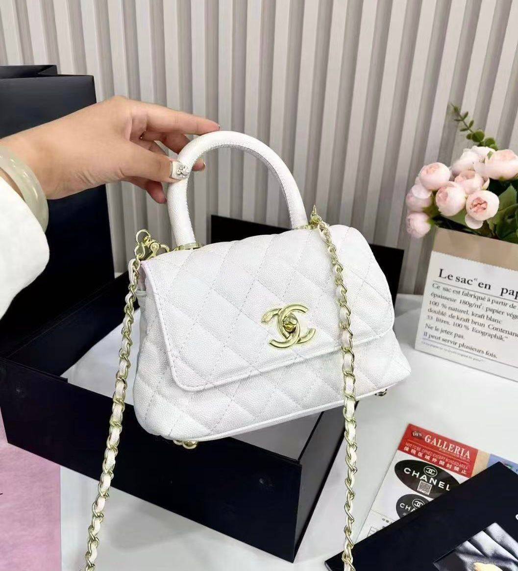 CHANEL 
 GOOD QUALITY WITH MAGNETS BOX 🎁
110 dhs✅

Zain295
♥️♥️♥️