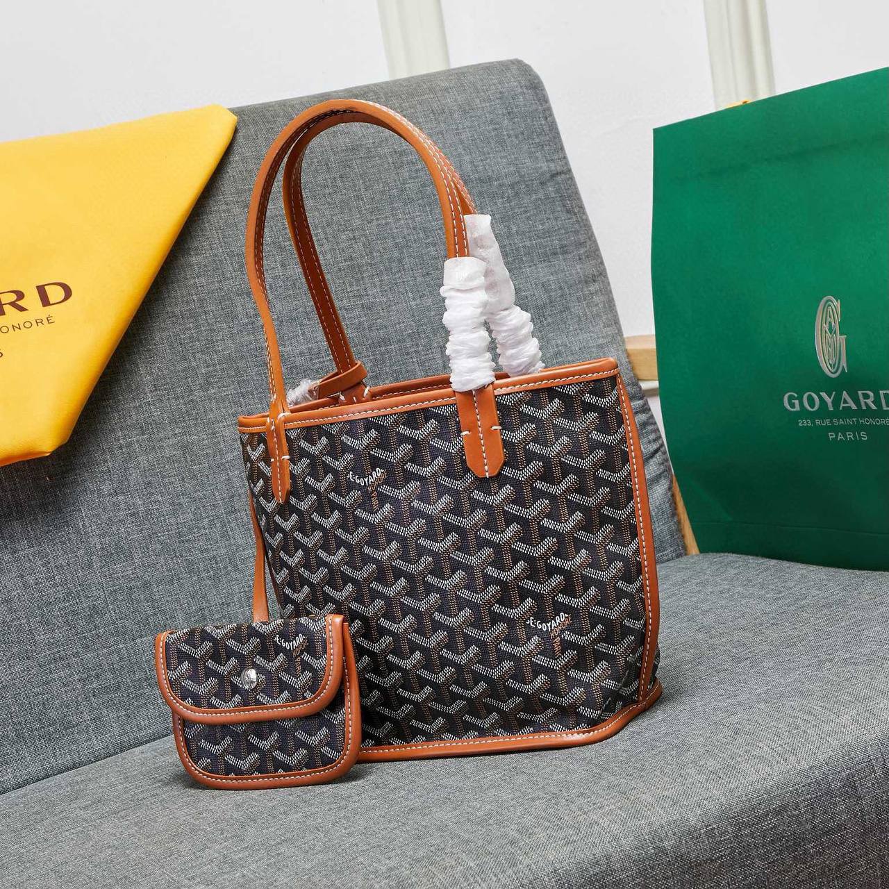 GOYARD 
HIGH QUALITY 
SMALL SIZE (Use on both sides)WITH BOX 
95 dhs💓

Zain295
♥️♥️♥️