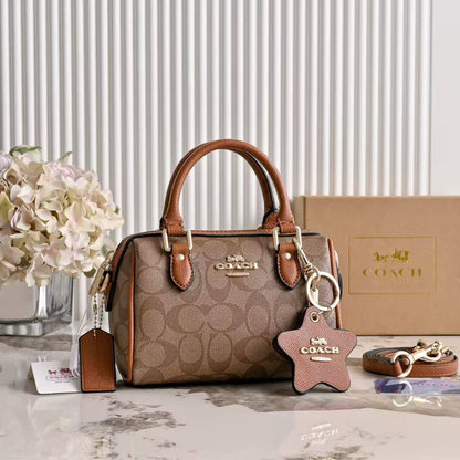 Coach 
100 dhs🇦🇪🇦🇪

with box
size 18×10×13cm

Zain42
♥️♥️♥️