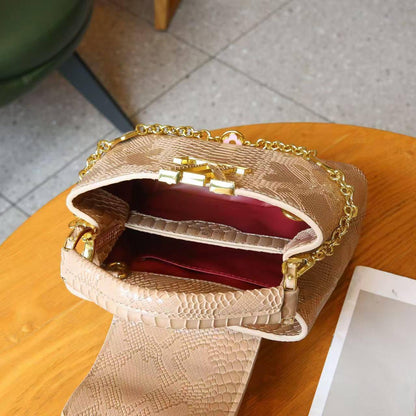 LV 
High quality 
Size 21cm
120 dhs💛
With box 📦

Zain70
♥️♥️♥️