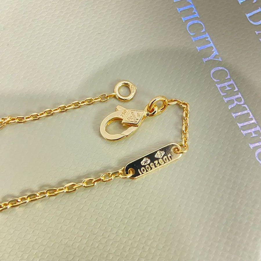 VCA ❤️‍🔥*
Necklace 🦋
Master quality ✨
With normal boxes 🗃️ 
45 dhs💓
With master box 📦 
80 dhs💓

Zain216
♥️♥️♥️