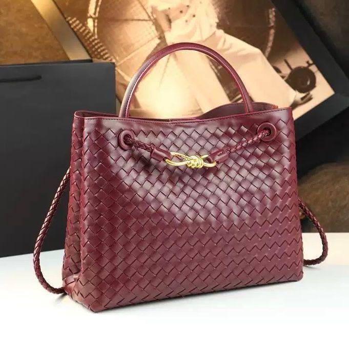 BOTTEGA 
COPY ONE BIG SIZE 
NEW CAME 
175 dhs❣️

Zain39
♥️♥️♥️