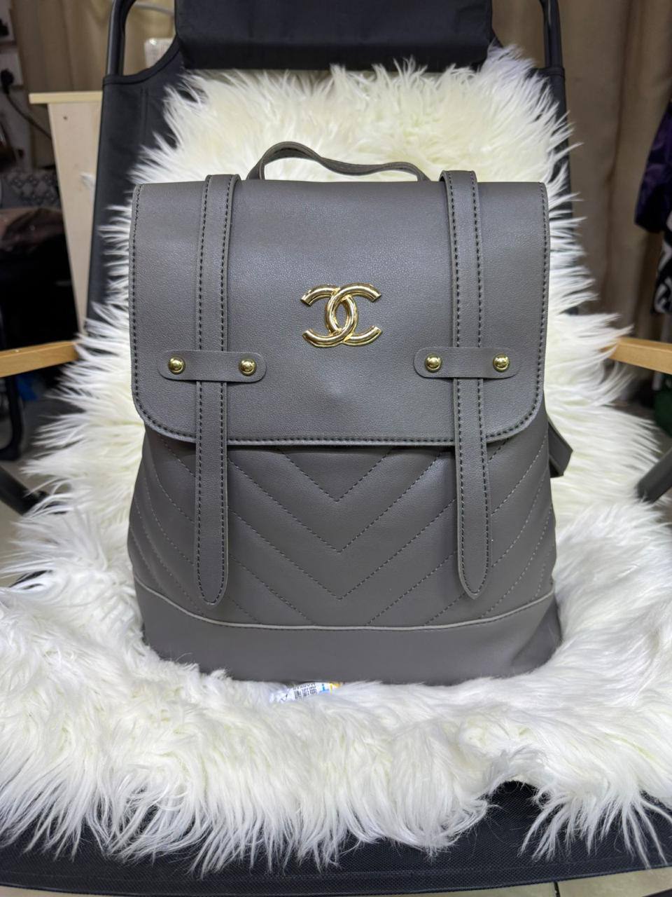 🌷Chanel backpack
Good quality 2 Use bag
Size: 29 * 34 cm
70 dhs✅

Zain115
♥️♥️♥️