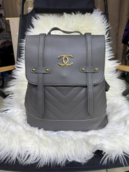 🌷Chanel backpack
Good quality 2 Use bag
Size: 29 * 34 cm
70 dhs✅

Zain115
♥️♥️♥️