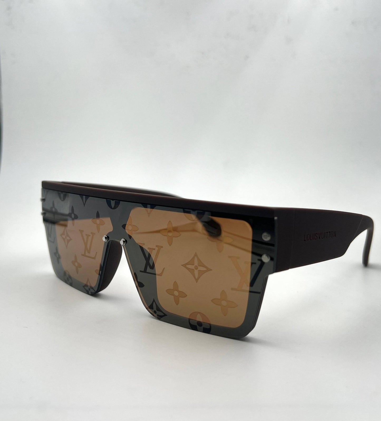 LV
Sunglasses 🕶️ 
good quality 💯
With master box 🗃️ 
50 dhs❤️

Zain273
♥️♥️♥️