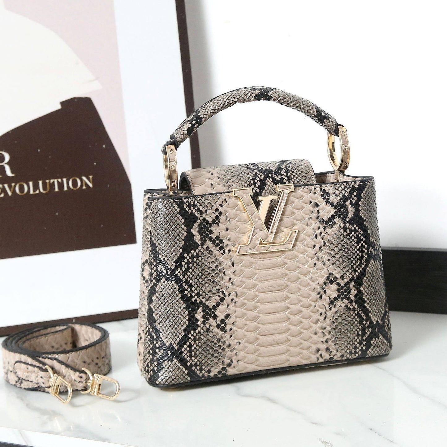 LV 

NEW CAME HIGH QUALITY 

WITH BOX 
🎁🎁🎁

140 dhs❣️

Zain39
♥️♥️♥️