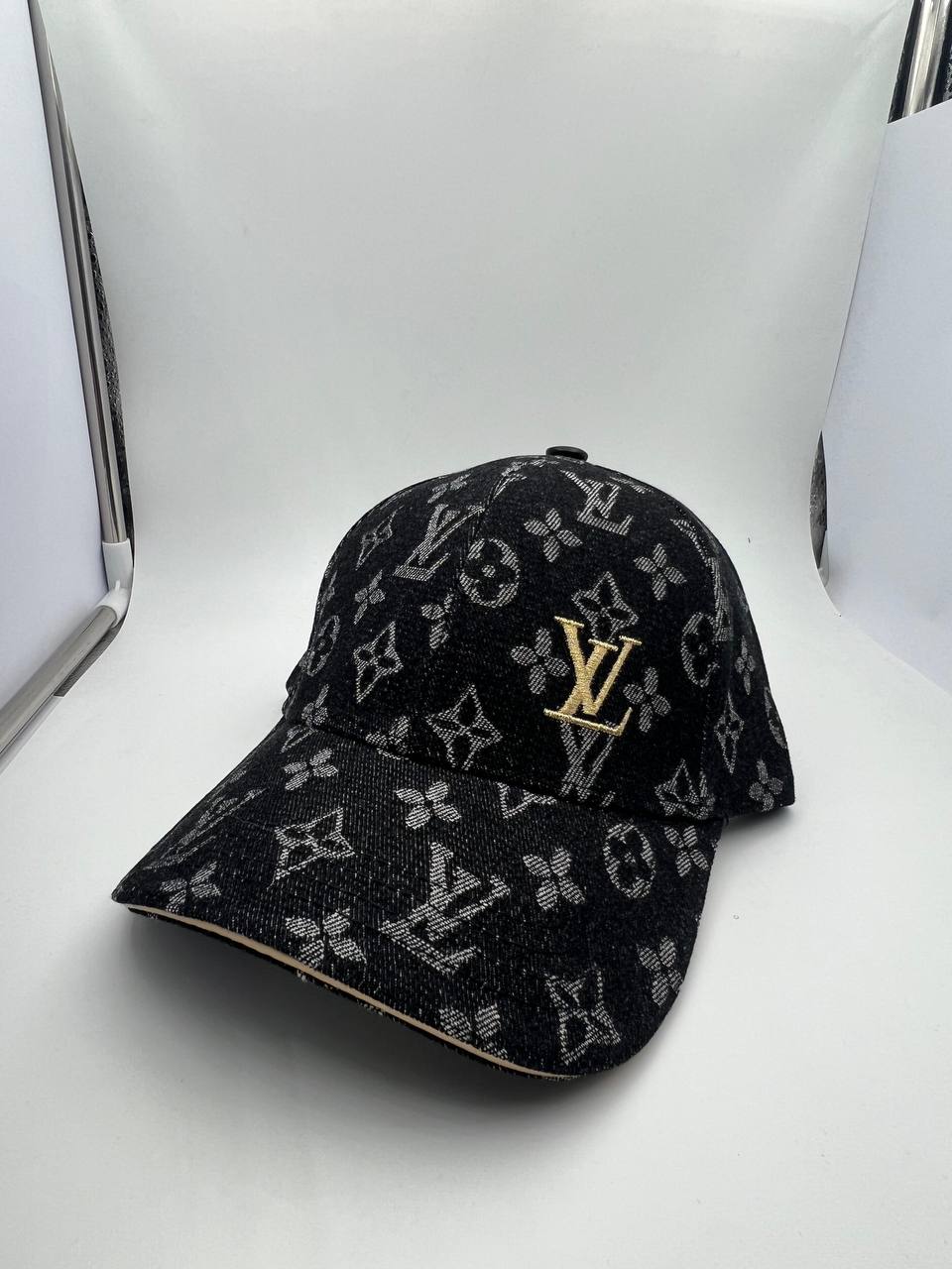 LV
Caps 🧢
Really good quality 💯
40 dhs🪙🌨️

Zain273
♥️♥️♥️