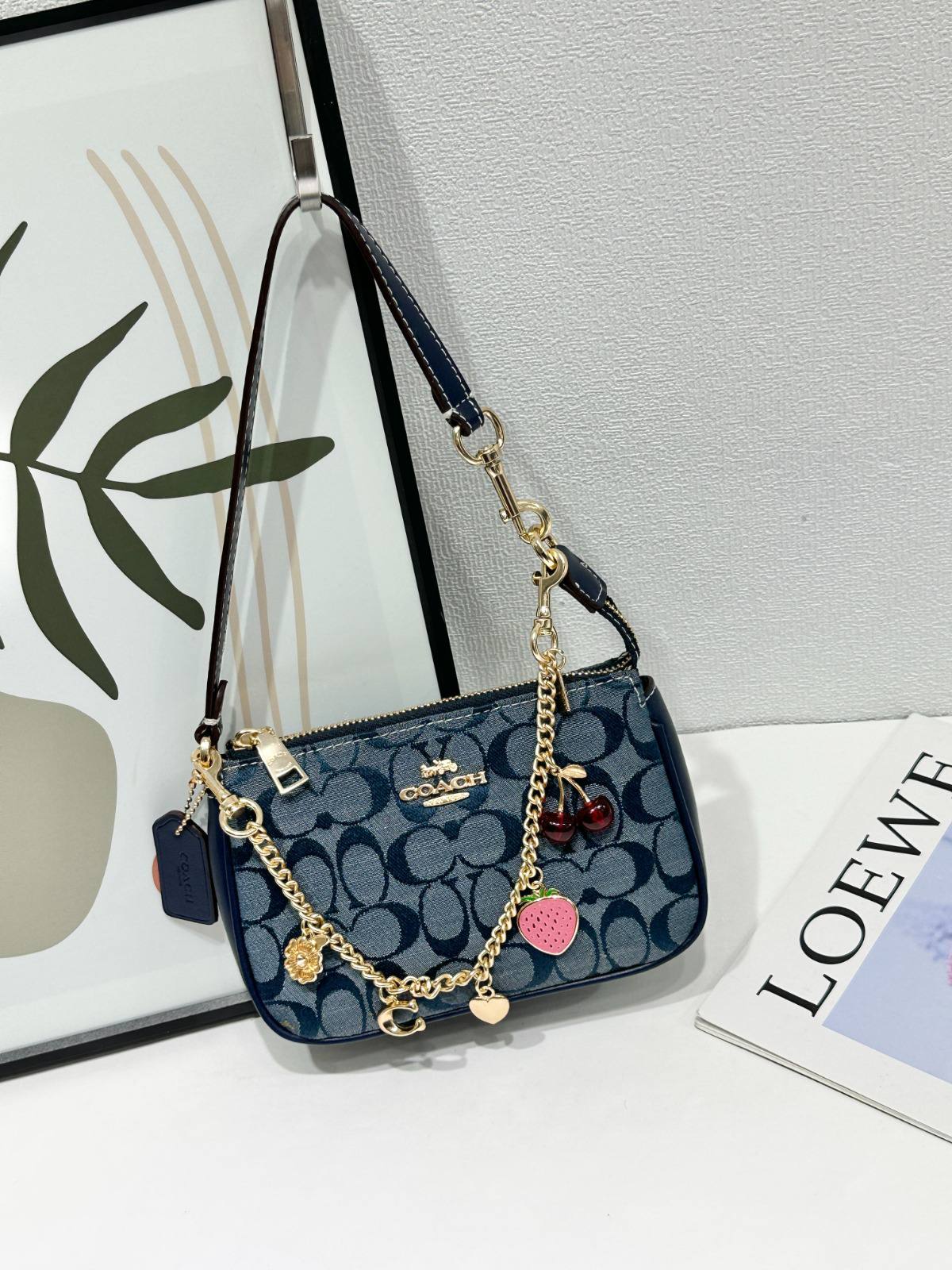 COACH

Best quality
with box

90 dhs🇦🇪🇦🇪

size 18CM

Zain290
♥️♥️♥️