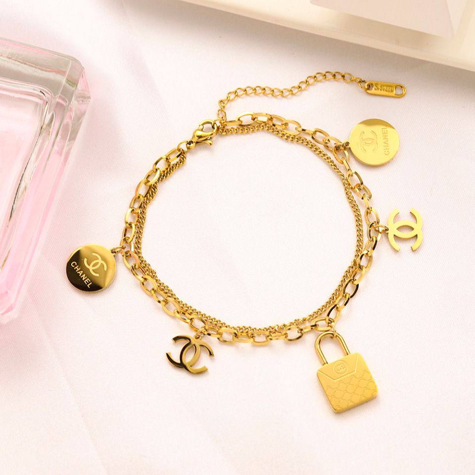 New stock 
Branded bracelet Stainless steel with 18k gold plated. 
40 dhs💓

Zain243
♥️♥️♥️