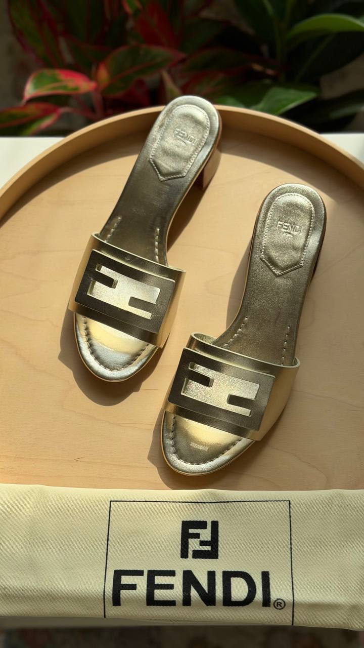FENDI

Available🤩

Master quality 

Size: 36 to 41
430 dhs🇦🇪🇦🇪

Zain318
♥️♥️♥️