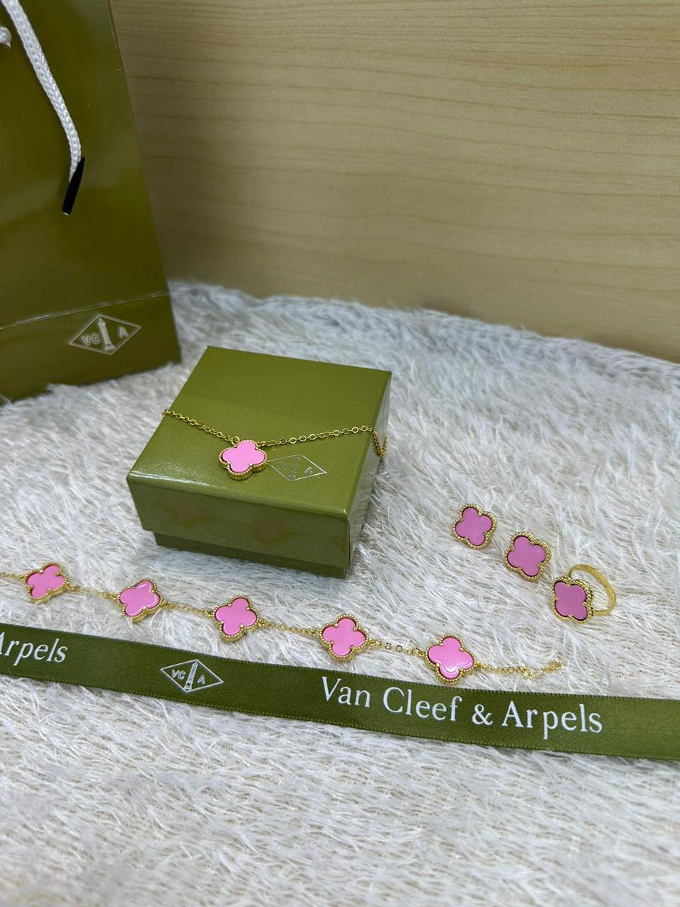VCA SET ❤️‍🔥*
Necklace 🌸
Earring ✨
Bracelet 🍁
Ring 💍 free size ❣️
Stainless Steel 💯
Non tarnish 💯
With normal boxes 📦 
45 dhs🪙🌨️
With master box 🗃️ 
80 dhs🪙🌨️

Zain216
♥️♥️♥️