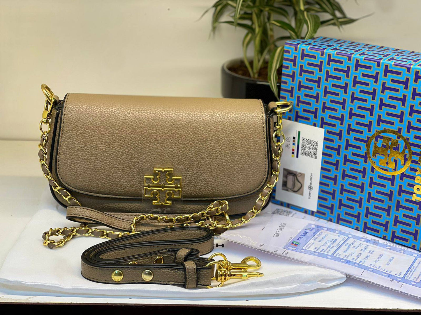 Tory Burch

with box
🎁🎁🎁

105 dhs❣️

Zain06
♥️♥️♥️
