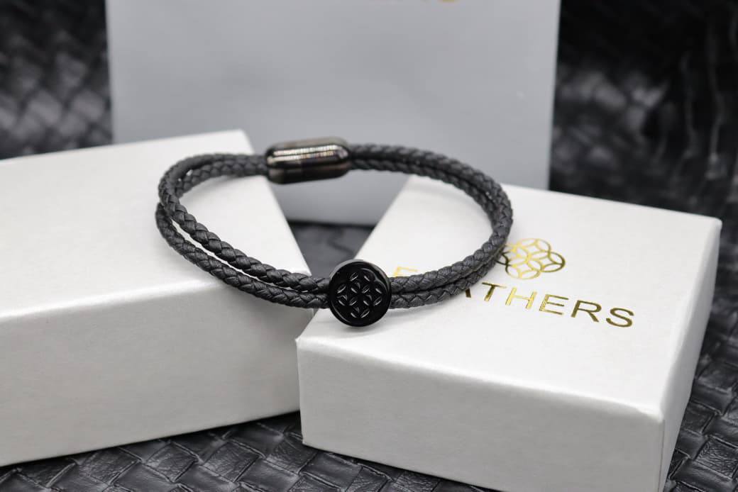 Bracelet 

60 dhs🪙💕 

With box paper bag
🎁🎁🎁

Zain33
♥️♥️♥️