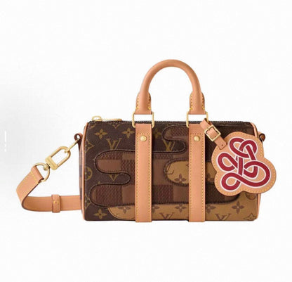 LV
120 dhs✅
size：22cm
High-quality 

with box
🎁🎁🎁

Zain35
♥️♥️♥️