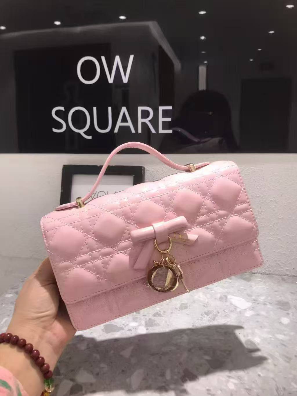 Dior
120 dhs🇦🇪🇦🇪
with box

Zain265
♥️♥️♥️