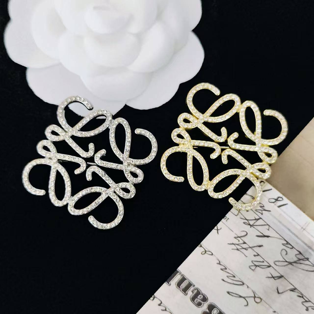 BROOCH🦋*
Good quality 🍁
With black boxes 📦 
20 dhs💓

With normal box 🗃️ 
And paper bag 🛍️
35 dhs💓

Zain216
♥️♥️♥️