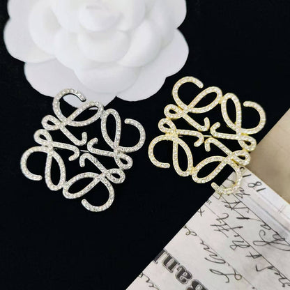 BROOCH🦋*
Good quality 🍁
With black boxes 📦 
20 dhs💓

With normal box 🗃️ 
And paper bag 🛍️
35 dhs💓

Zain216
♥️♥️♥️