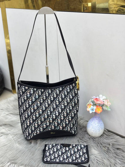 Dior

SIZE 26CM 

125 dhs🇦🇪🇦🇪

Zain51
♥️♥️♥️