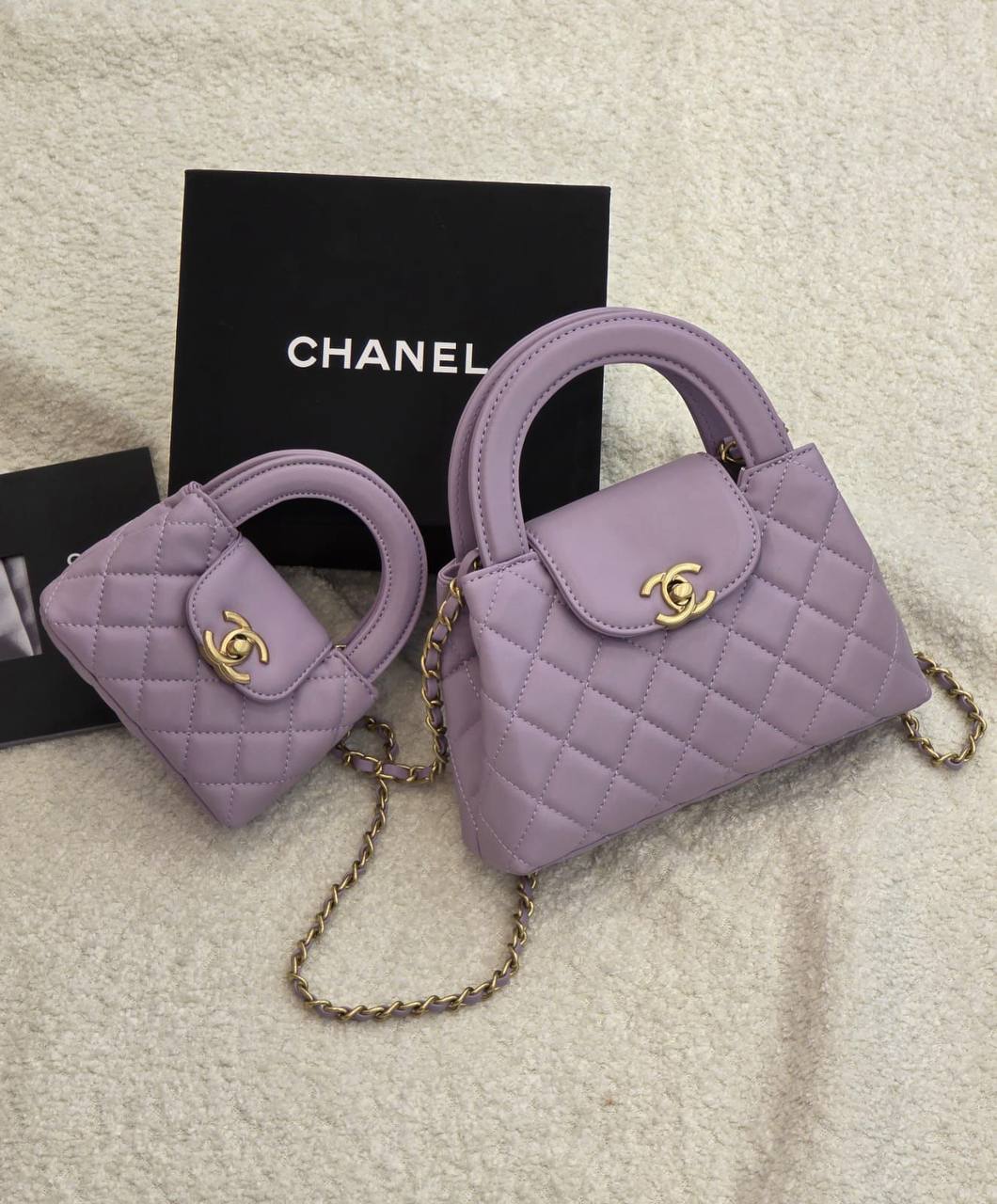 Chanel

 20Cm 
230 dhs🌺

 12Cm
170 dhs🌺

     WITH BOX
🎁🎁🎁

Zain131
♥️♥️♥️