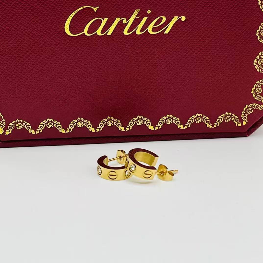 New arrival branded stainless steel with 18k gold plated Small earrings 
20 dhs🪙🌨️
30 dhs🪙🌨️
with branded box and paperbag 
*non tarnish 
*friendly for skin

Zain243
♥️♥️♥️