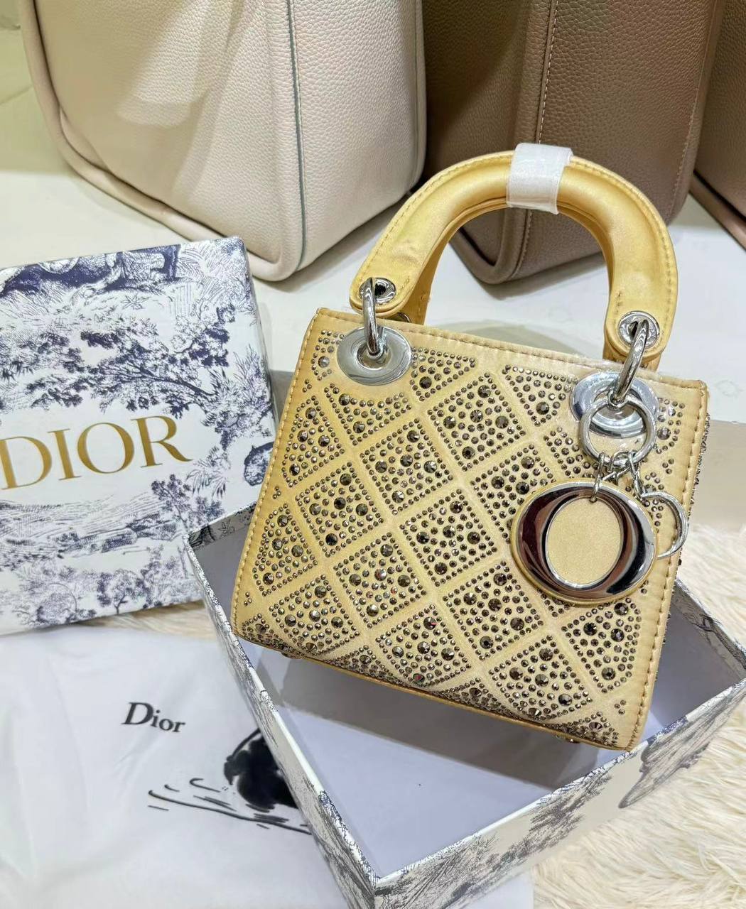 LADY DIOR 
GOOD QUALITY 

WITH BOX 🎁🎁🎁
120 dhs✅

Zain39
♥️♥️♥️