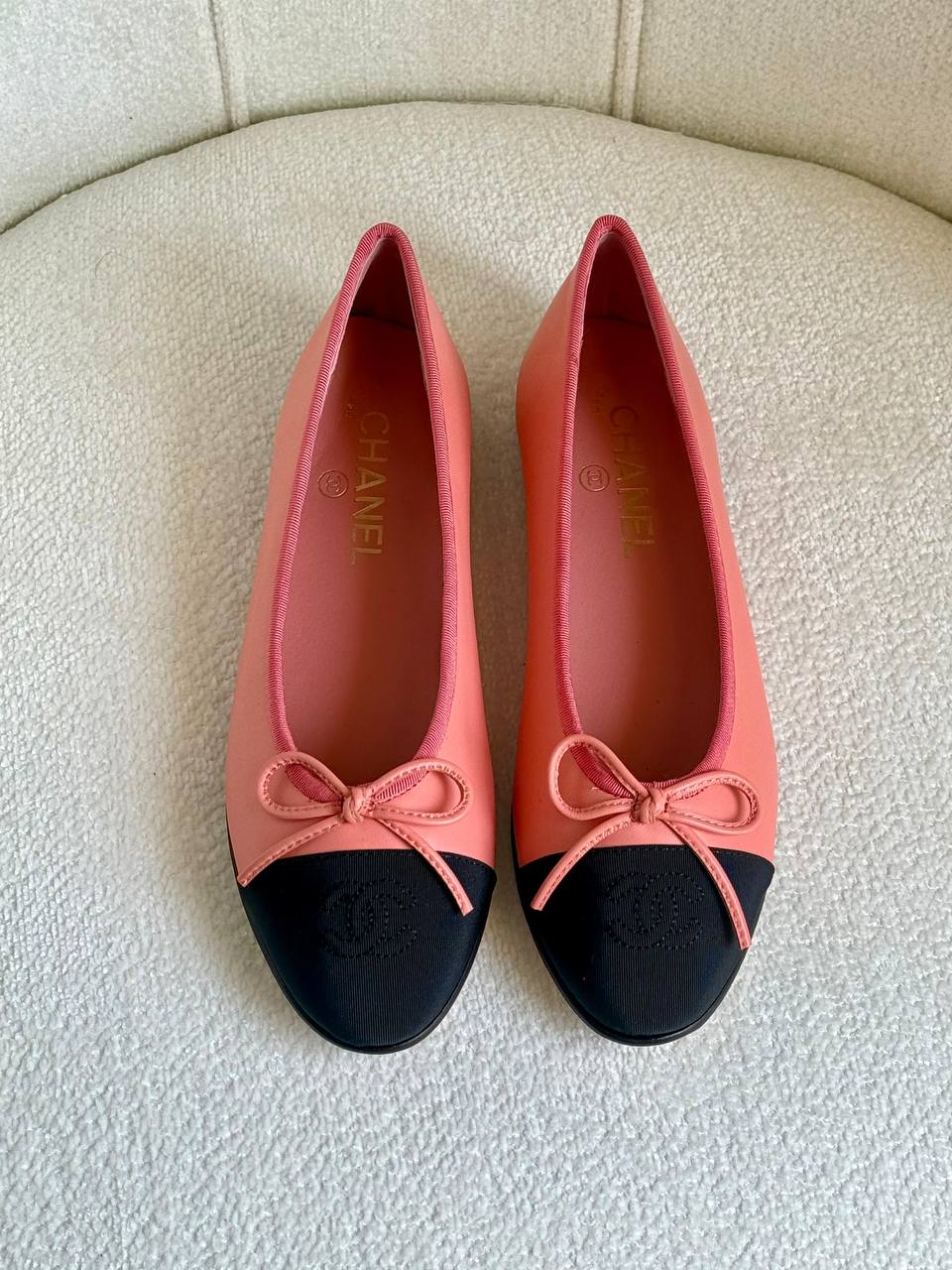 Chanel
Super *AAA* *+* Quality 💯 
With original packing🎁🎁
SIZE:36and42
Available now
450 dhs💓

Zain309
♥️♥️♥️