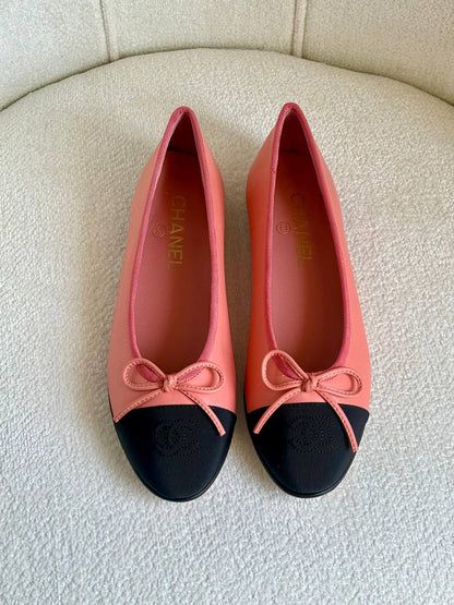 Chanel
Super *AAA* *+* Quality 💯 
With original packing🎁🎁
SIZE:36and42
Available now
450 dhs💓

Zain309
♥️♥️♥️