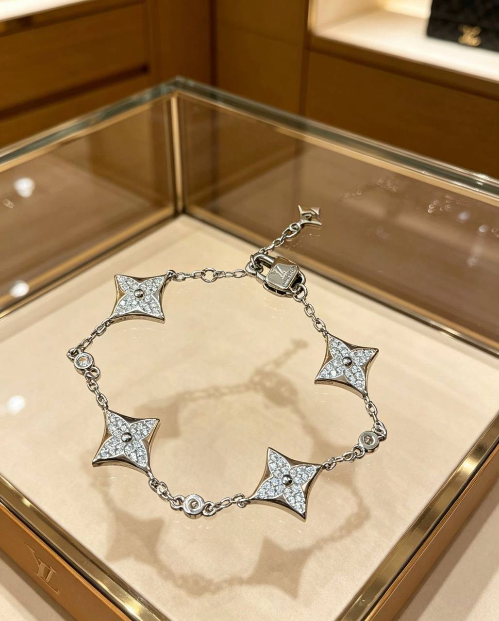LV ❤️‍🔥*
Bracelet 🐦‍🔥
Master quality 💯
With normal boxes 🗃️ 
60 dhs✅
With master box 📦 
70 dhs✅

Zain216
♥️♥️♥️