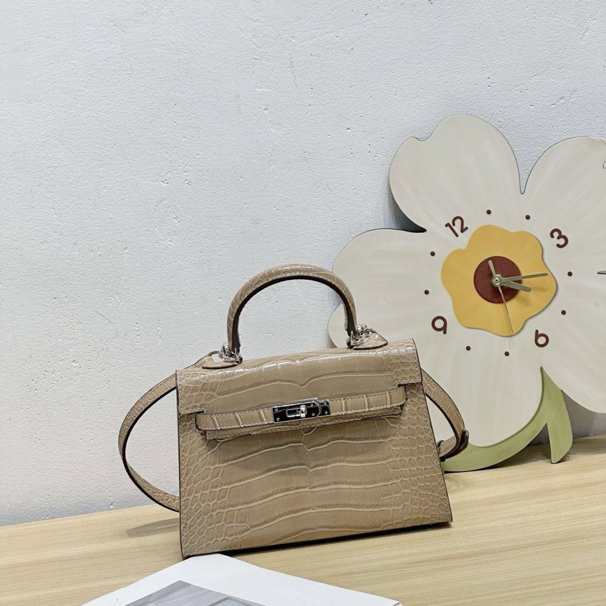 HERMES 

NEW CAME 

GOOD QUALITY 

WITH BOX 
🎁🎁🎁

95 dhs🪙🖤

Zain39
♥️♥️♥️