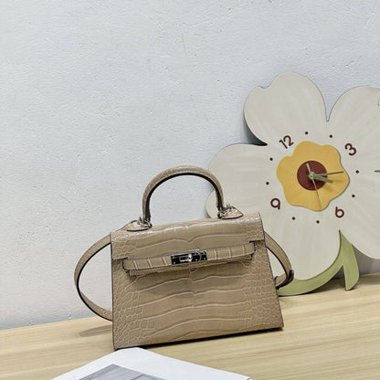 HERMES 

NEW CAME 

GOOD QUALITY 

WITH BOX 
🎁🎁🎁

95 dhs🪙🖤

Zain39
♥️♥️♥️