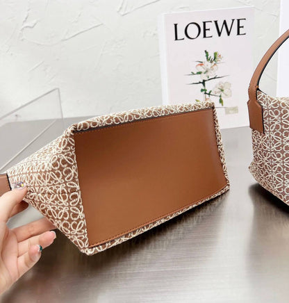 LOEWE 

 GOOD QUALITY BIG SIZE WITH BOX 🎁
95 dhs✅

SMALL SIZE 
WITH BOX 🎁
90 dhs✅

Zain295
♥️♥️♥️