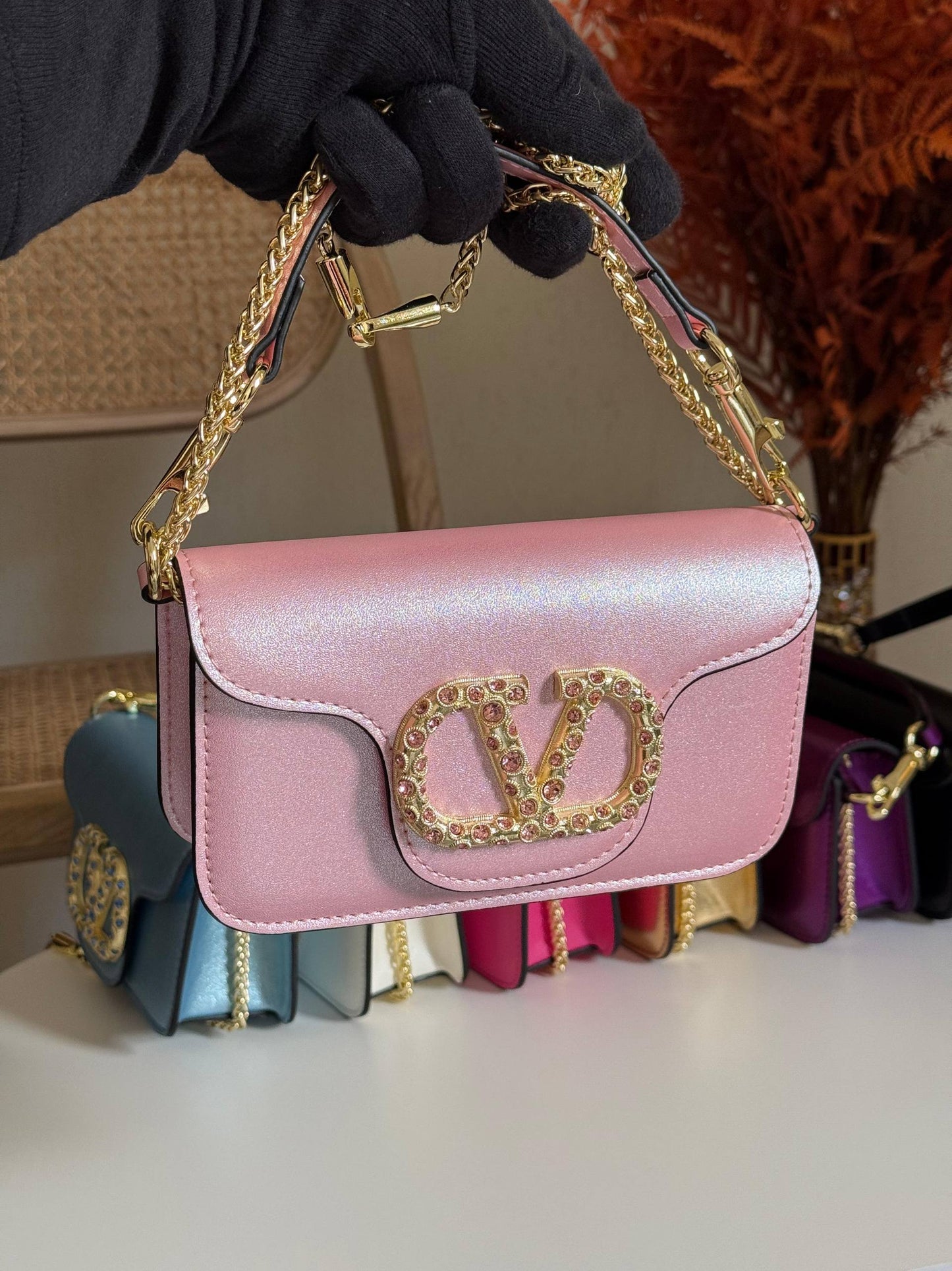 VALENTINO
20cm
350 dhs❣️
Top quality 
With box🎁

Zain167
♥️♥️♥️