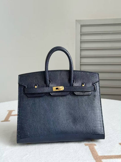 Hermes
Birkin 25 handbag is crafted from green lizard skin.❤️❤️💯

Zain71
♥️♥️♥️