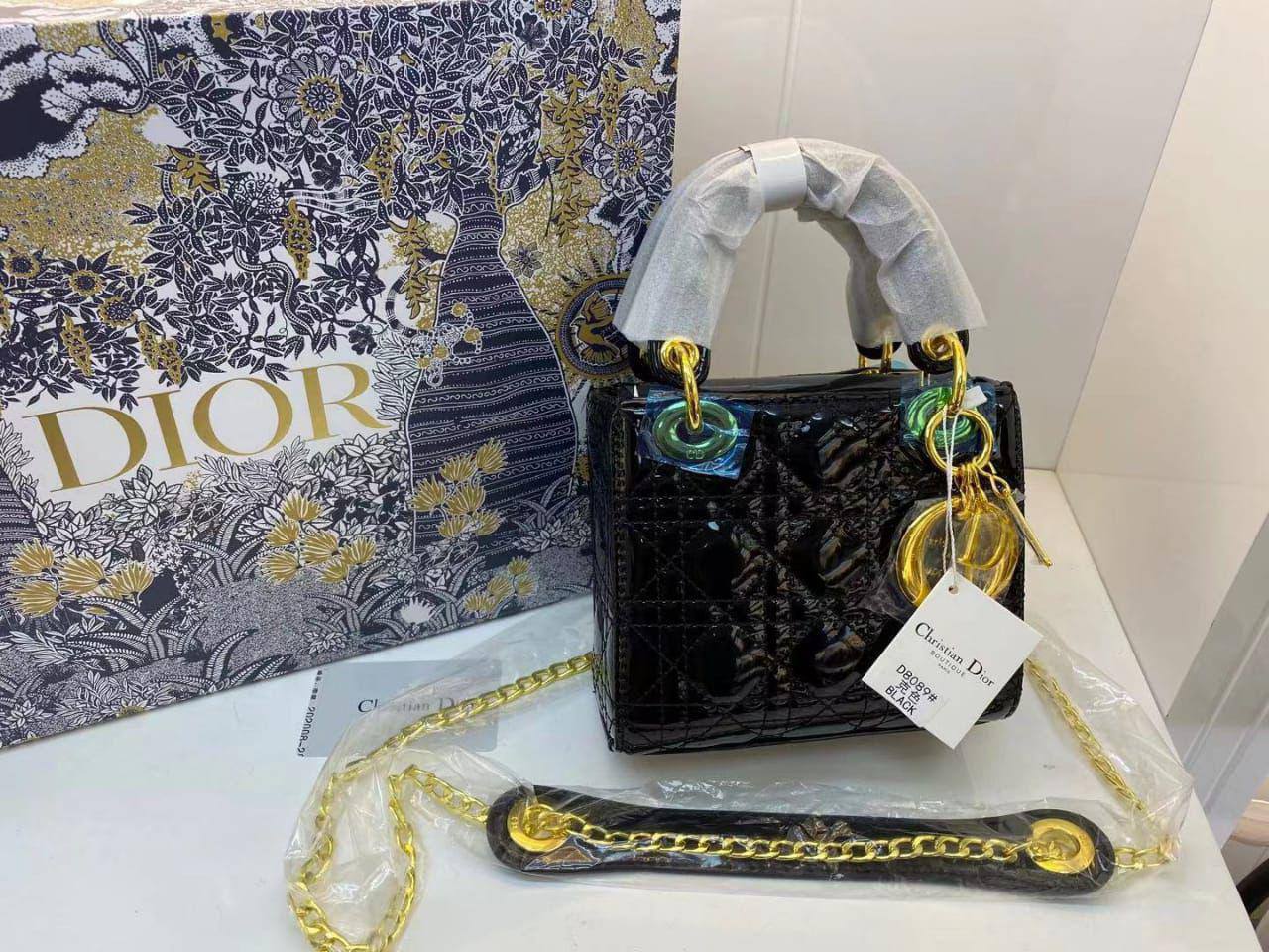 💎  Lady Dior
1⃣️ First quality +🎁
Size : 18 * 14 cm
90 dhs💓

with box
🎁🎁🎁

Zain115
♥️♥️♥️