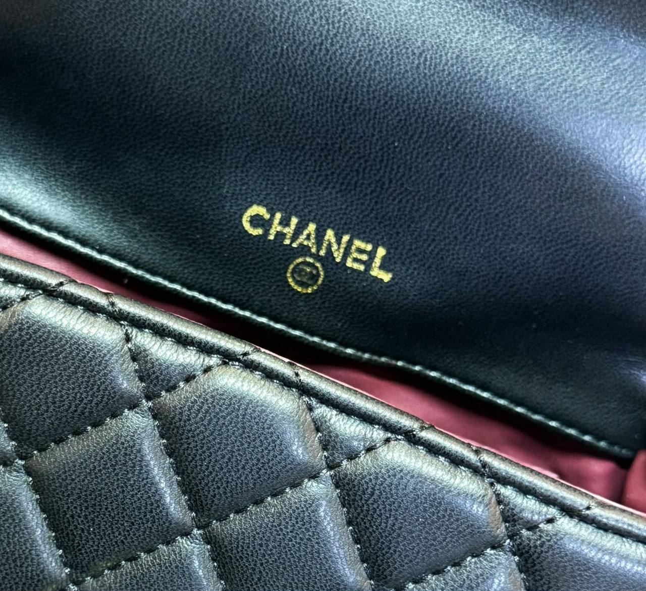 CHANEL
GOOD QUALITY 
WITH BOX 
100 dhs✅

Zain295
♥️♥️♥️