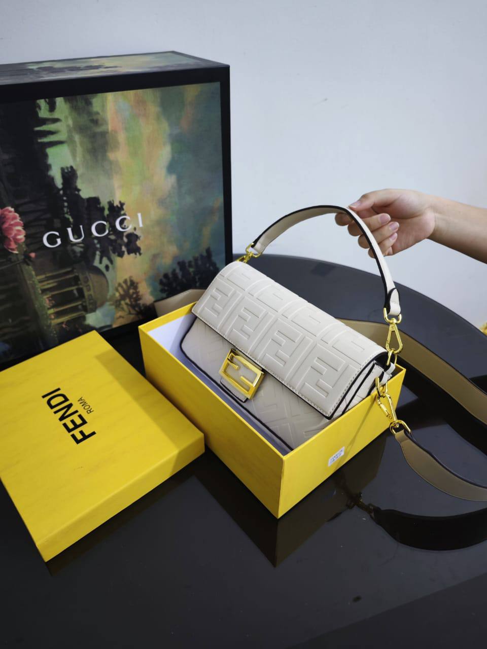 Fendi
110 dhs🇦🇪🇦🇪
with box
size 25cm
High quality

Zain26
♥️♥️♥️