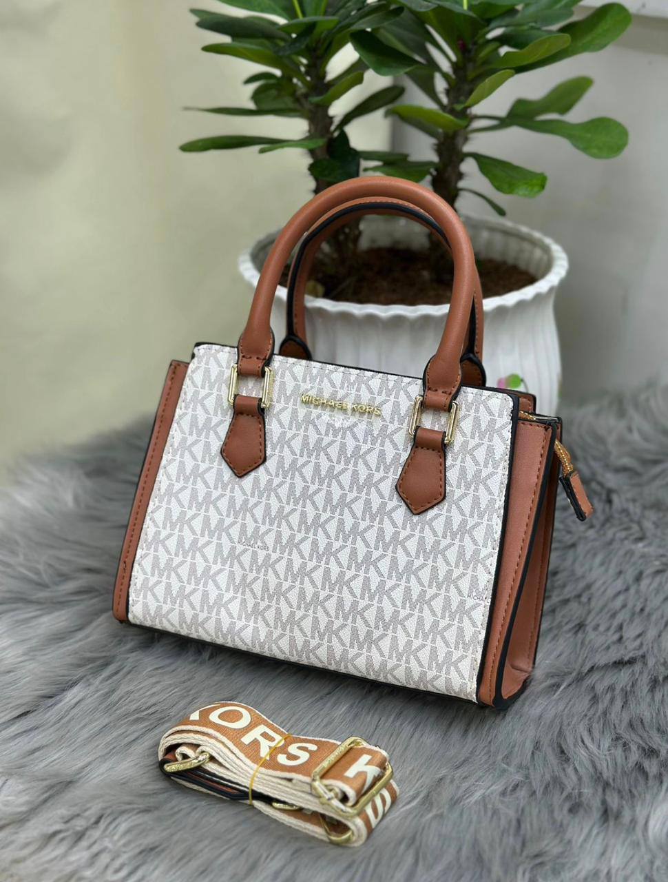MK
95 dhs❣️
size：23cm
Good quality

Zain35
♥️♥️♥️