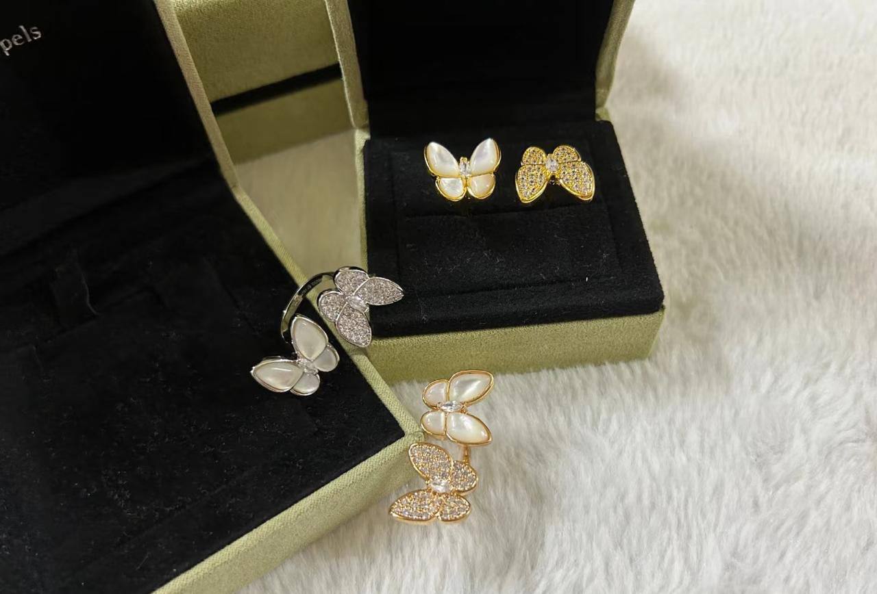 VCA SET❤️‍🔥*
Necklace 🦋
Earring🤯
Bracelet 💥
Ring 💍 free size
Master quality 💯
With normal boxes 📦 
170 dhs🪙💚
With master box 🗃️ 
210 dhs🪙💚

Zain216
♥️♥️♥️