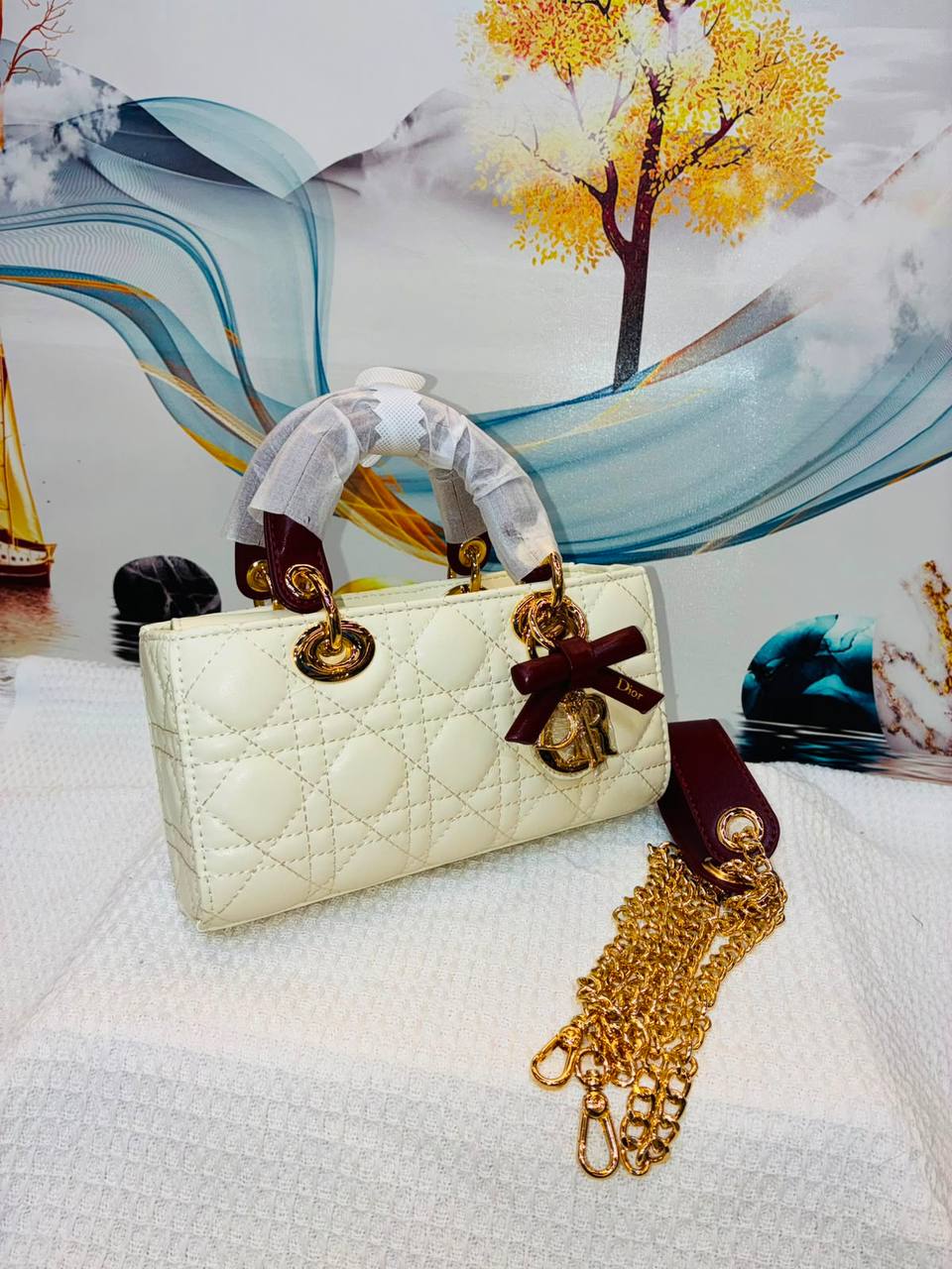 Dior
Best quality 

with box
🎁🎁🎁

155 dhs✅
size 22CM

Zain290
♥️♥️♥️
