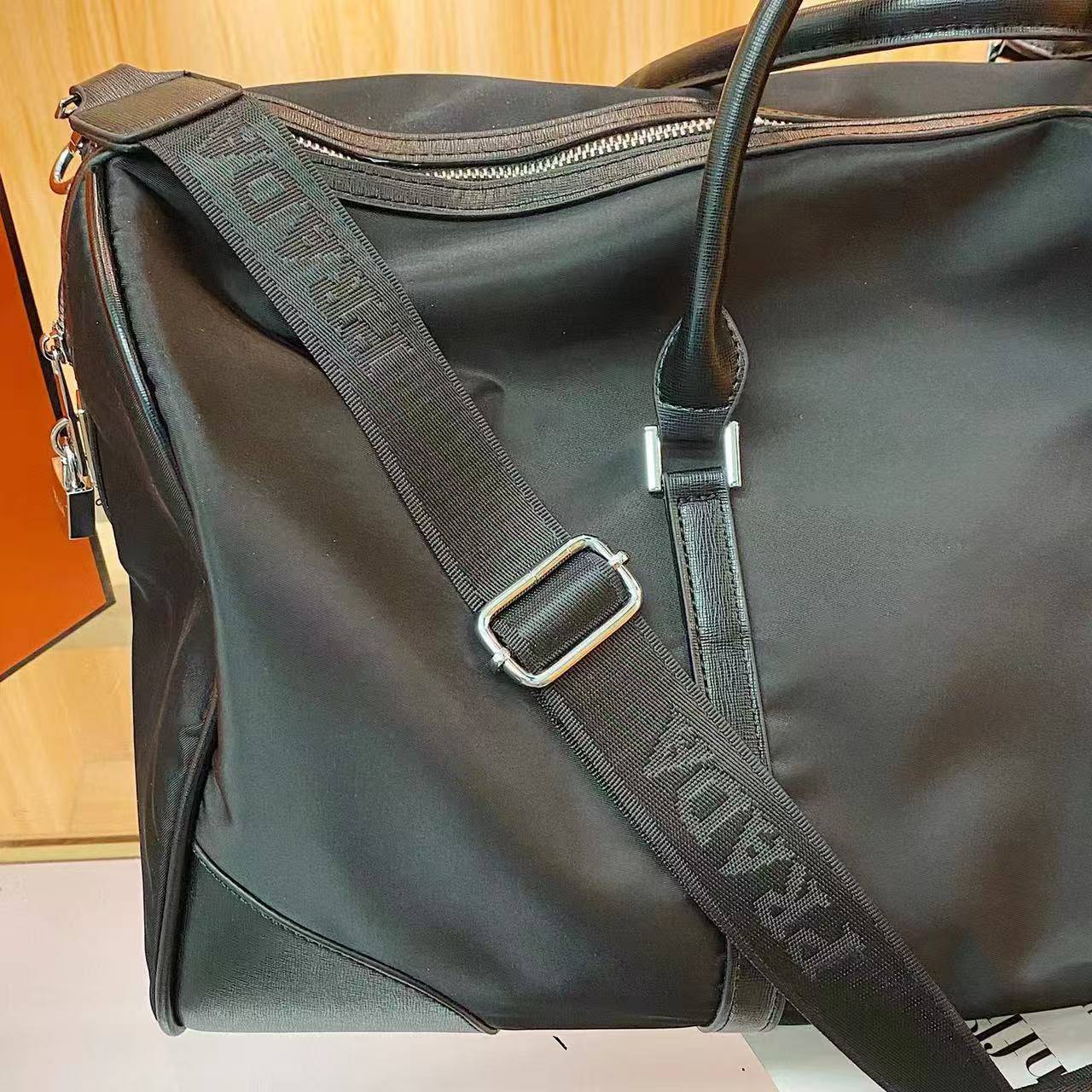 Prada
105 dhs✅
Size:50*27*27

Zain07
♥️♥️♥️
