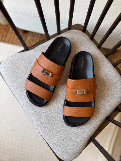 HERMES SLIPPERS
*AAA QUALITY*
*size: 40 to 47*
450 dhs✅

Zain185
♥️♥️♥️