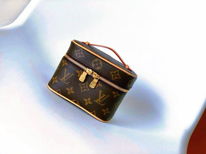 LOUIS VUITTON 

MAKEUP BOX 

NEW CAME 

GOOD QUALITY 

WITH BOX 

MEDUIM SIZE 95 DHS…..
SMALL SIZE  90DHS……
Zain295
♥️♥️♥️