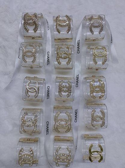 CHANEL BANGLE
MASTER ✨💫
120 DHS👑
WITH BOX AND PAPER BAG🎁🛍️

Zain89
♥️♥️♥️