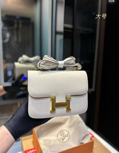 Hermes
good quality, comes 

with box, 
🎁🎁🎁

size... 23* 16 cm 

105 dhs🌺

Zain12
♥️♥️♥️