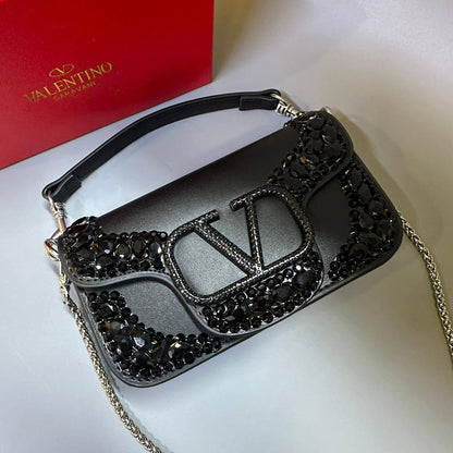 VALENTINO
 COPY ONE NEW CAME 

WITH BOX 
🎁🎁🎁

140 dhs❣️

Zain279
♥️♥️♥️