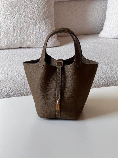 Hermes
picotin 18cm💥Master quality ✅

with box📦

340 dhs✅

Zain52
♥️♥️♥️
