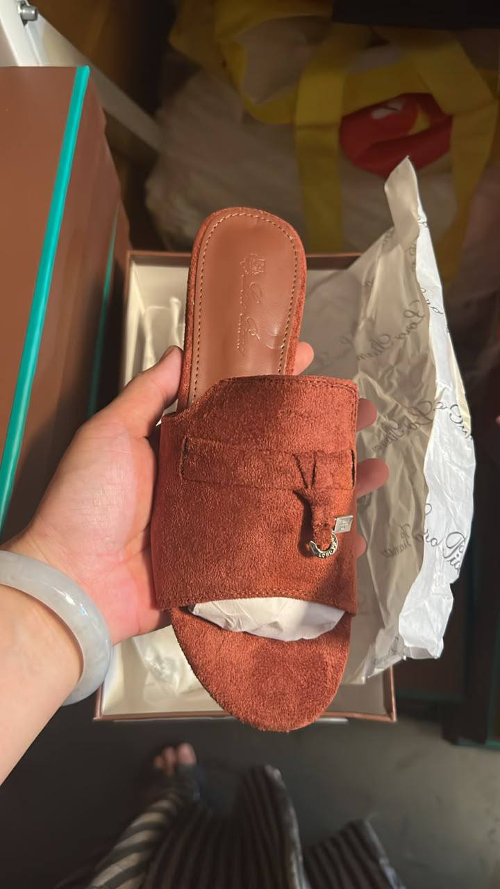 Loro piana

Size 36 to 41
90 dhs🇦🇪🇦🇪

Zain103
♥️♥️♥️
