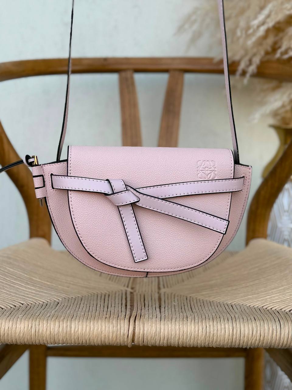 LOEWE
23cm
310 dhs🇦🇪🇦🇪
Top quality 
With box🎁

Zain167
♥️♥️♥️