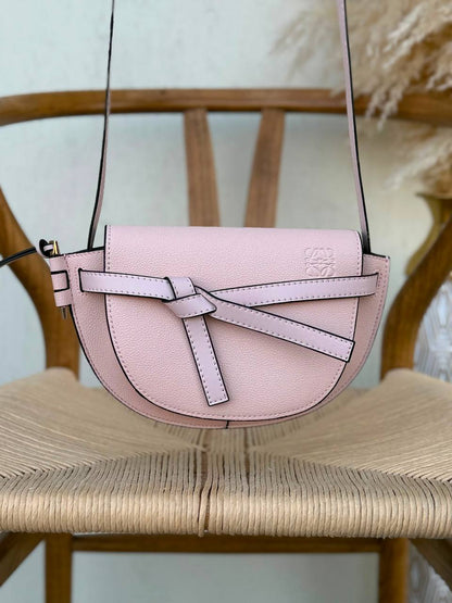 LOEWE
23cm
310 dhs🇦🇪🇦🇪
Top quality 
With box🎁

Zain167
♥️♥️♥️