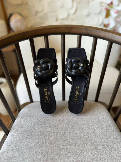 Chanel 
𝑨𝑨𝑨 𝑸𝒖𝒂𝒍𝒊𝒕𝒚
𝑺𝒊𝒛𝒆 𝟑5 𝒕𝒐 𝟒2 
450 dhs✅

Zain81
♥️♥️♥️